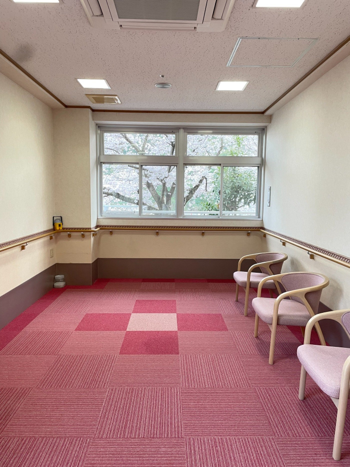 各階の談話コーナーからも桜を観賞できます。